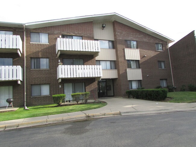 Building Photo - 3000 Bayside Dr Unit 204