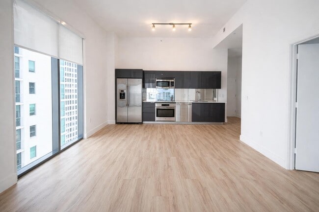 Photo - 31 SE 6th St Unidad 2708