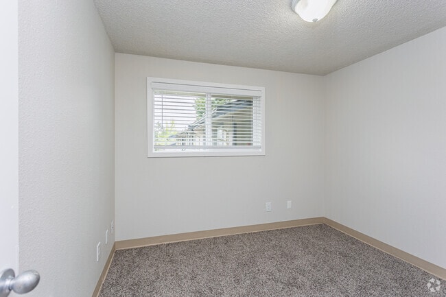 2BR, 1BA - 738SF
