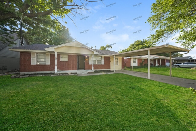 Building Photo - 701 N Dallas Ave
