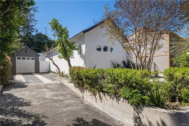 10808 Sarah St