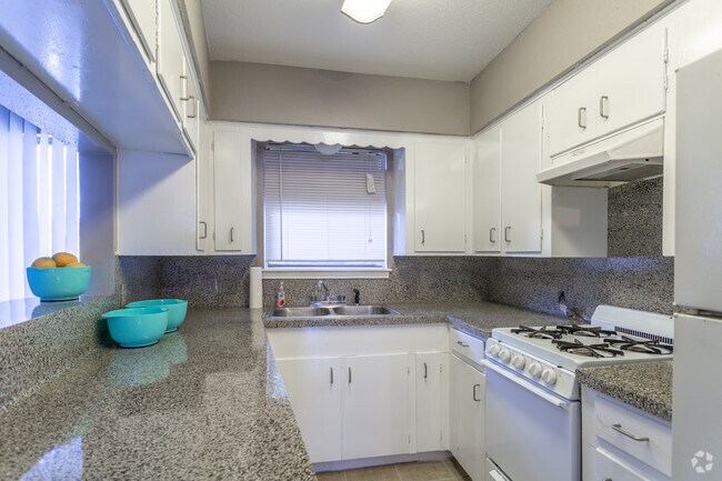 Kitchen - 1305 Memorial Apartments