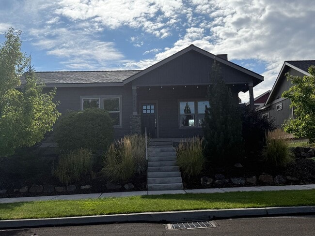 Building Photo - NE 3 Bdrm, 2 Bath, Gas Heat/Fireplace, Air... Rental