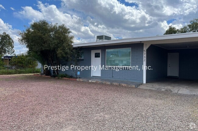 Building Photo - Welcome to This Lovely 3/2.5 East Side Home!!
