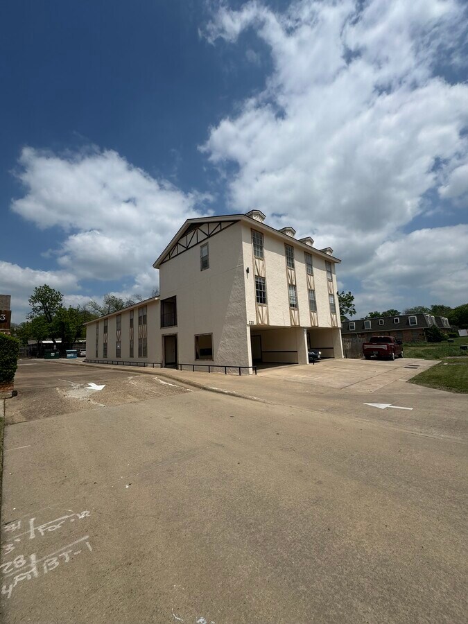 Exterior Property - 225 E University Dr Apartments