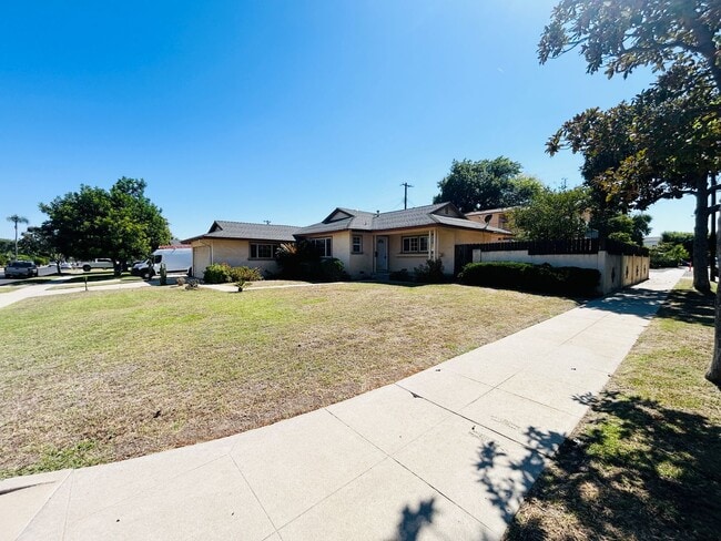 Building Photo - Delightful 3 bedroom 1 1/2 Bathroom Single... Rental