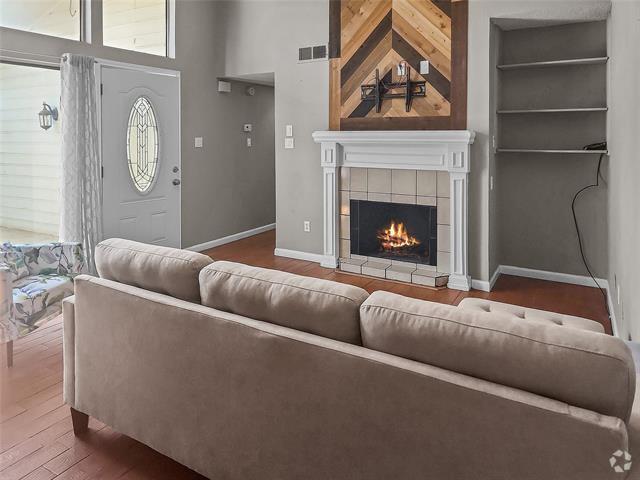 Building Photo - 606 Bellaire Dr Unit D Rental