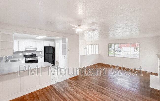 Building Photo - 698 Doren Dr