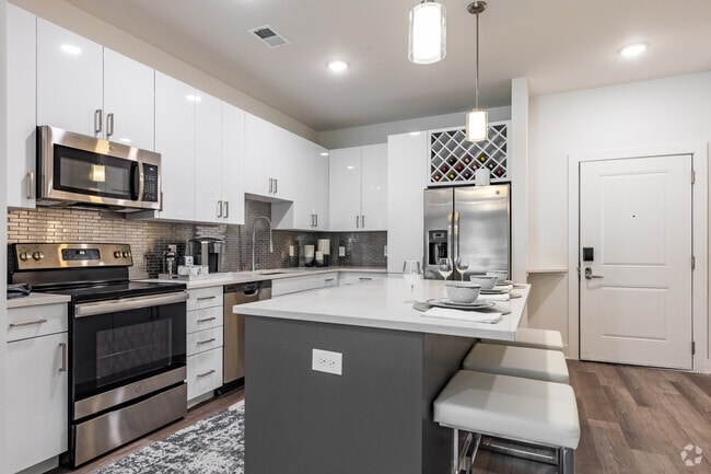 1 BR, 1 BA - 652SF
