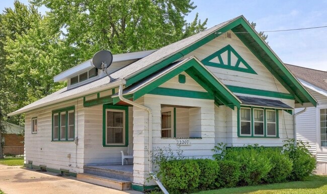 Building Photo - 2207 W Genesee Ave