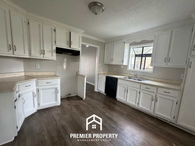 Spacious 4BR/3.5BA Huntsville Rental with 2-Car Garage, High Ceilings & Fireplace