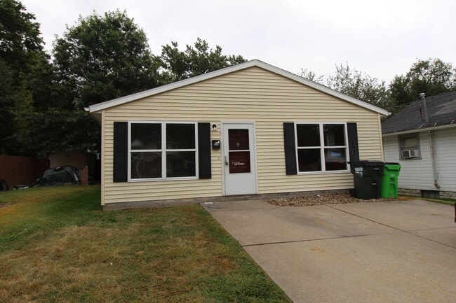 Building Photo - Three bedroom home