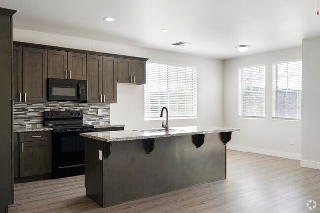 2BR, 2BA - 1,005 SF - Kitchen
