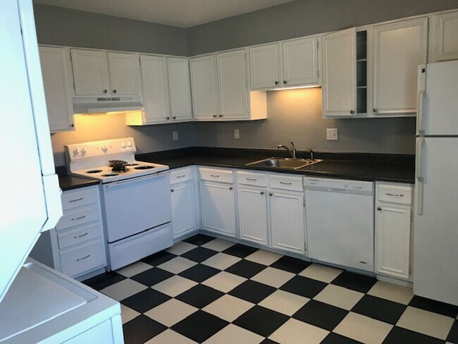 Photo - Bright & Beautiful Top Floor 2-bedroom 1 B... Unit 4720