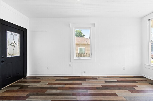 Photo - 327 S Robb St