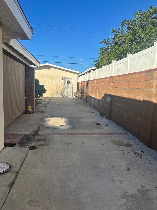 Building Photo - 11041 Leadwell St Unit Guest house