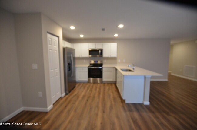 Photo - 350 Dolphin St SE