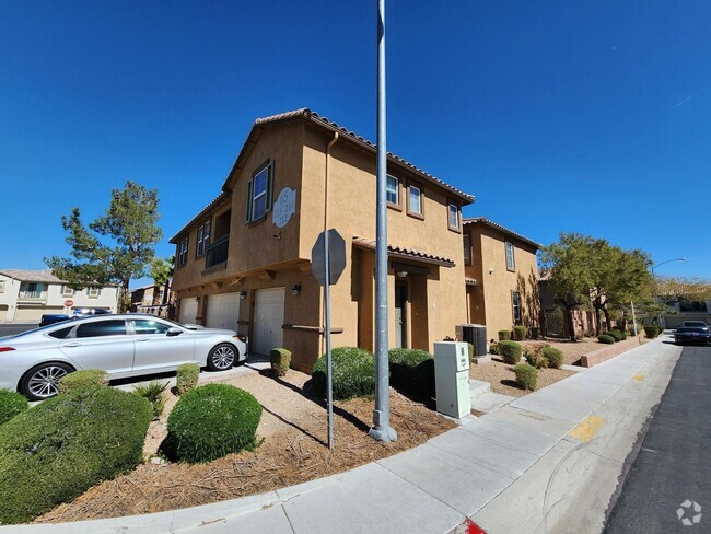 Building Photo - Beautiful 2 Bed 2 Bath Townhome