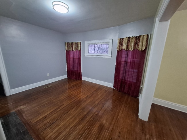 Photo - 31 Auchinvole Ave