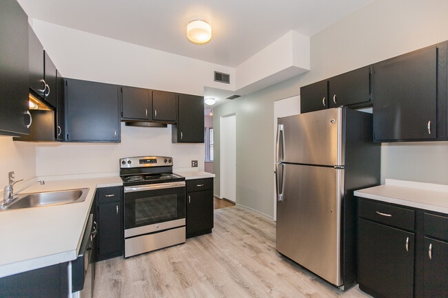 Photo - 727 W Cornelia Ave Apartments Unit 2