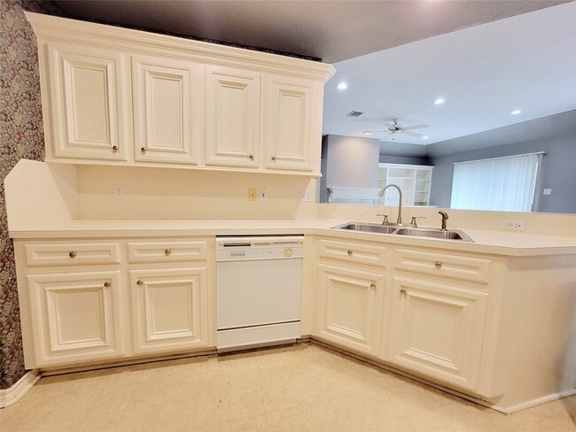 Photo - 309 Rolling Hills Dr W
