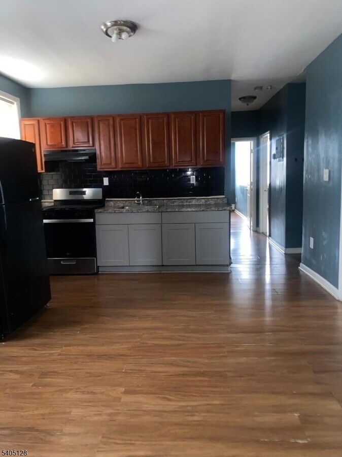 Photo - 241 Wainwright St