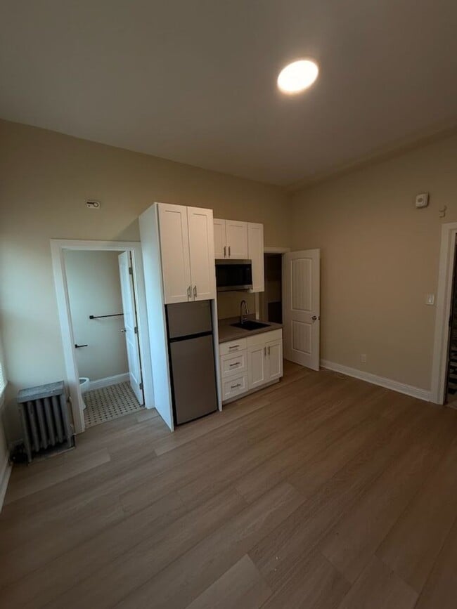 Photo - OPEN HOUSE: Thursday (3/12) 5:30pm-6:00pm. Renovated studio in Central Richmond, H/W Floors, Shar...