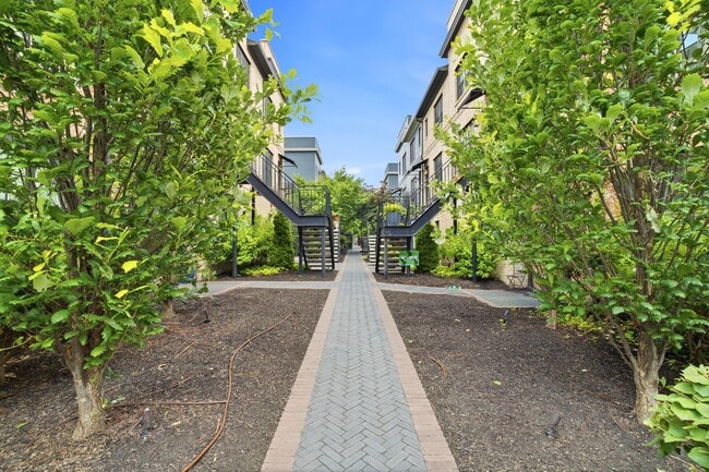 84 Normandy Ave Unidad G52