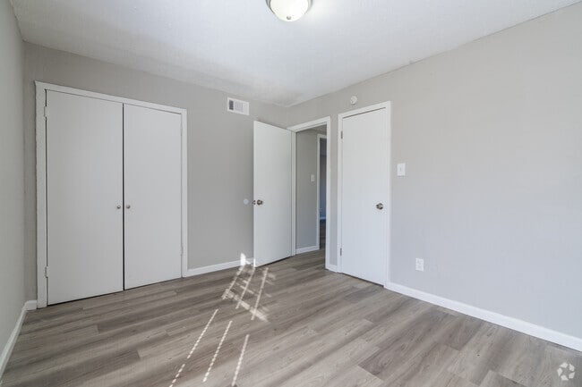 2BR, 1.5BA - 784SF - Grainge Hill Apartments