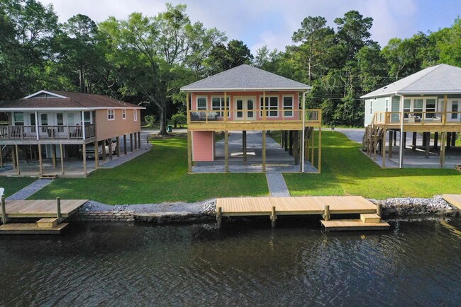 Fully furnished 2-bedroom house on the bayou - Fully furnished 2-bedroom house on the bayou