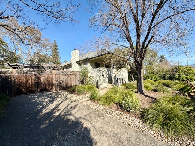 Photo - 3 Bedrooms, 2 Bathrooms Saint Helena Charm with Modern Conveniences