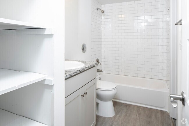 2 BR, 1 BA 800 SF (Renovated)