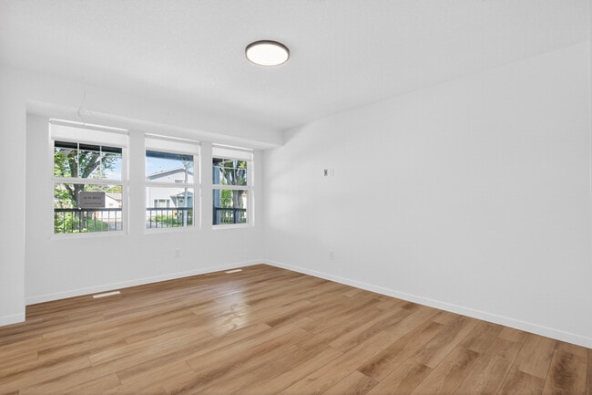 Building Photo - 12714-12772 72 St NW Unit MAIN 12716