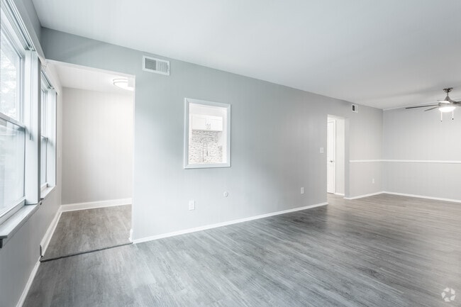 2 BR, 1 BA - 905 SF