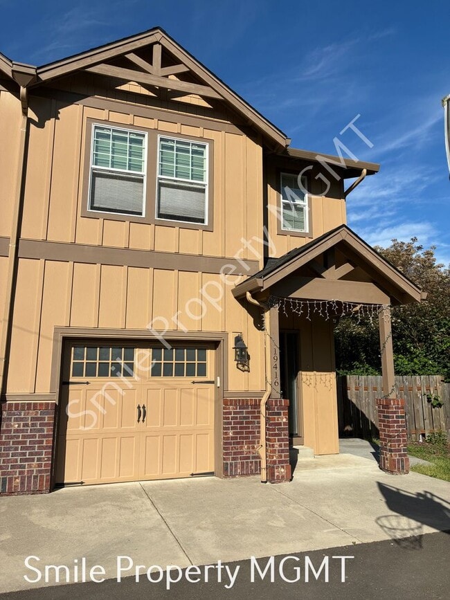 Building Photo - A beautiful 3 bedrooms and 2.5 bathrooms townhouse located in in Milwaukie city.