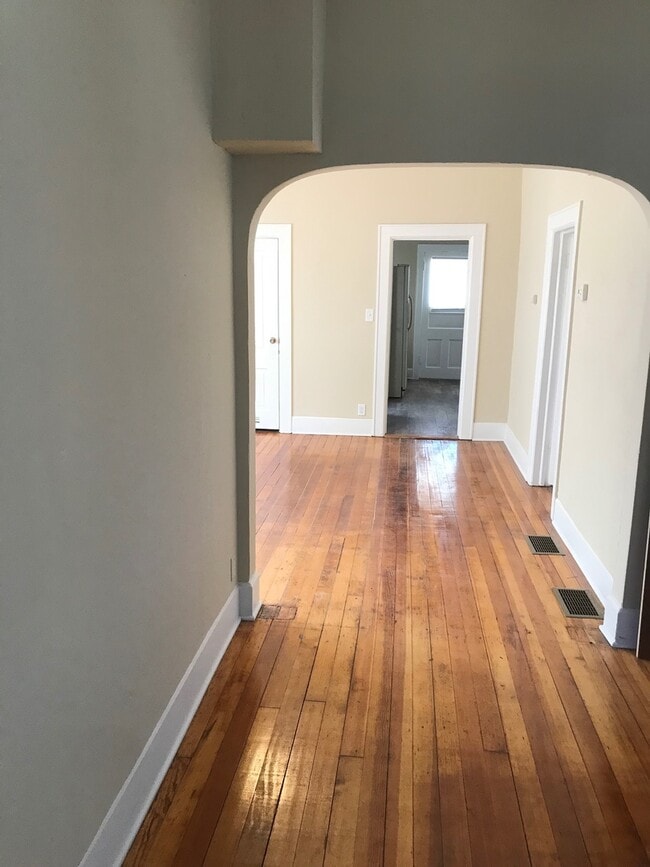 Photo - Amazing 5 Bedroom 2 Bathroom Home in St.Paul!