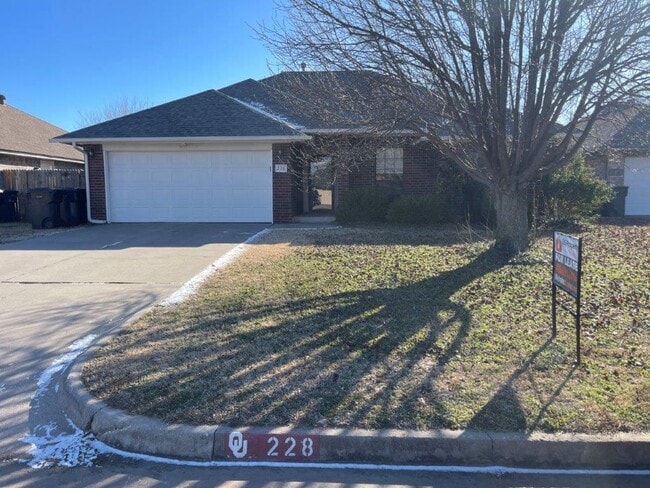 Building Photo - 3 bed 2 bath in Moore Schools! Fresh paint and updates throughout!