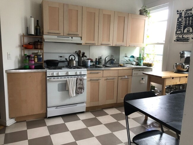 Photo - Stunning 2BR Queen Anne Victorian in East Rock | Bay Windows | In-Unit W/D | Parking Included Unidad 2