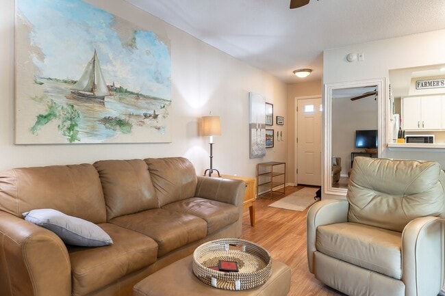 Photo - Conveniently located, furnished, 2 Bed, 2 ...