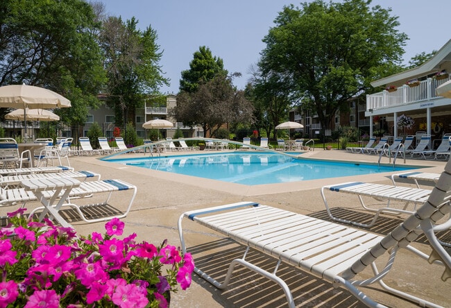 Pool - Hampshire Park Apartments