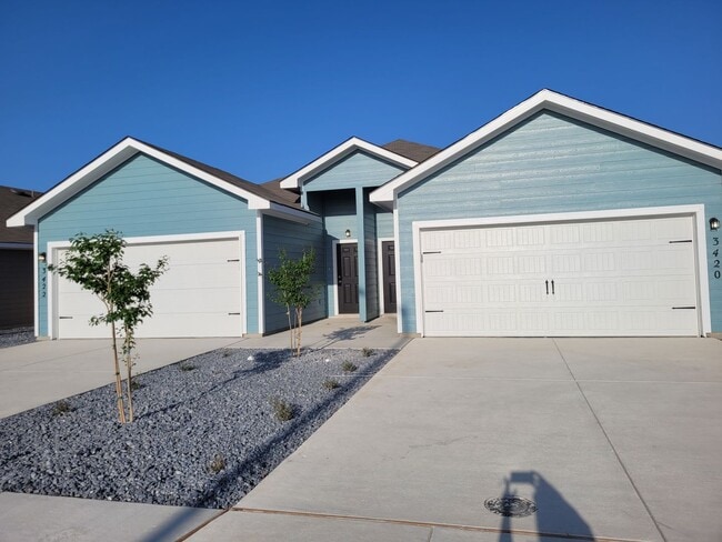 Building Photo - Luxury Duplex 3/2 in Seguin