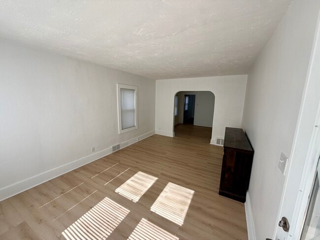 Photo - 146 Bondie St