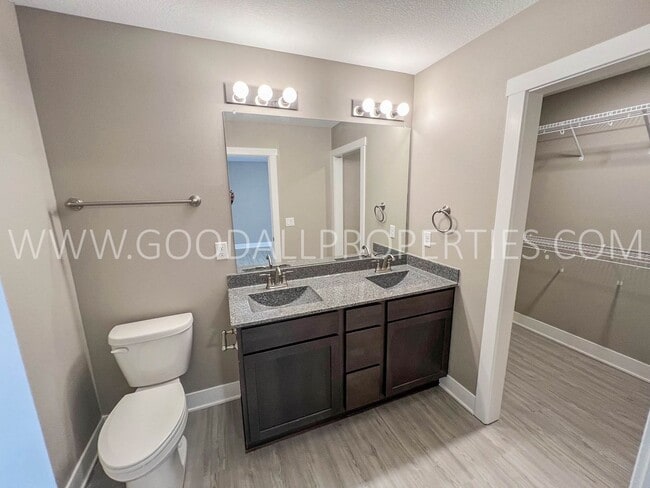 Photo - 4 Bedroom 3.5 bathrooms with a walkout finished basement in Norwalk