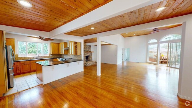 Building Photo - Spacious 4 Bed 3 Bath Home Available for L...