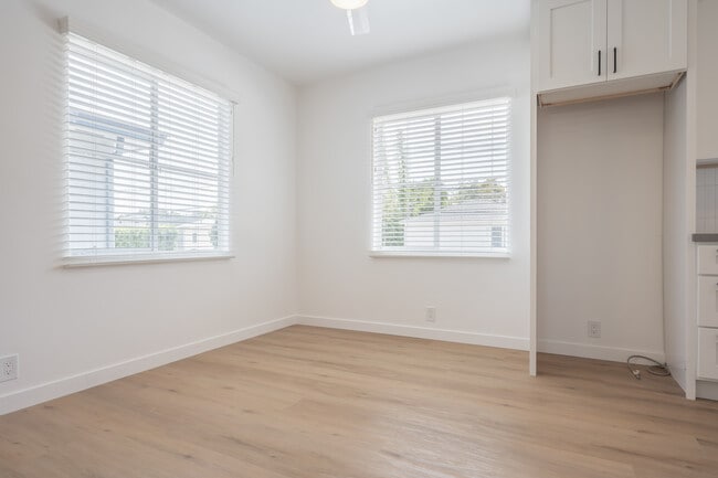 Photo - 3201 S Barrington Ave