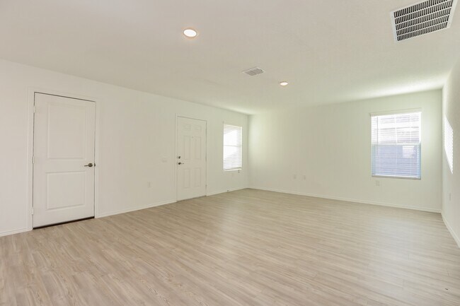 Photo - 4522 Emma Way