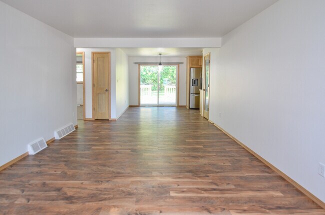 Photo - 825 Smits St