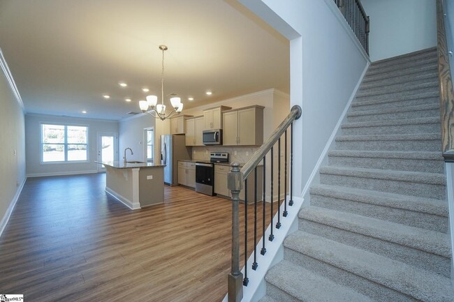 Photo - 204 Reynard Trl