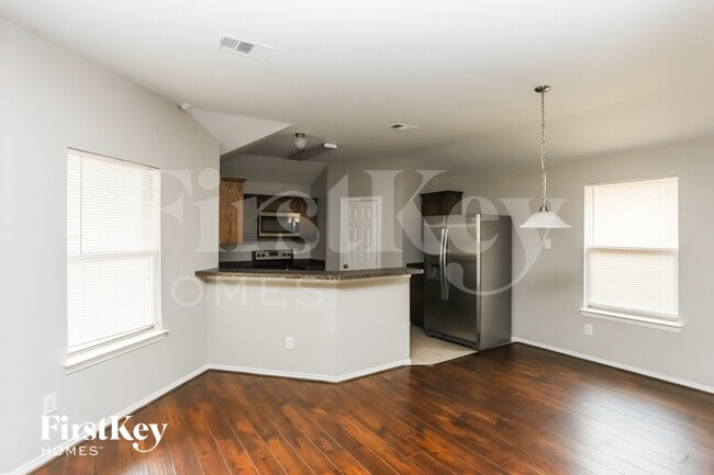1206 Jewel Ln