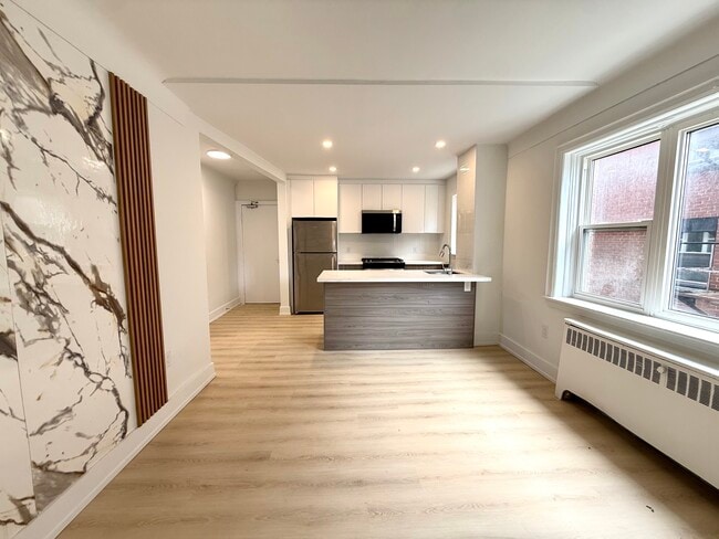Photo - 1024 King St E